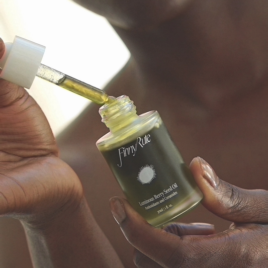 Luminous Berry Seed Oil with Antioxidants and Ceramides